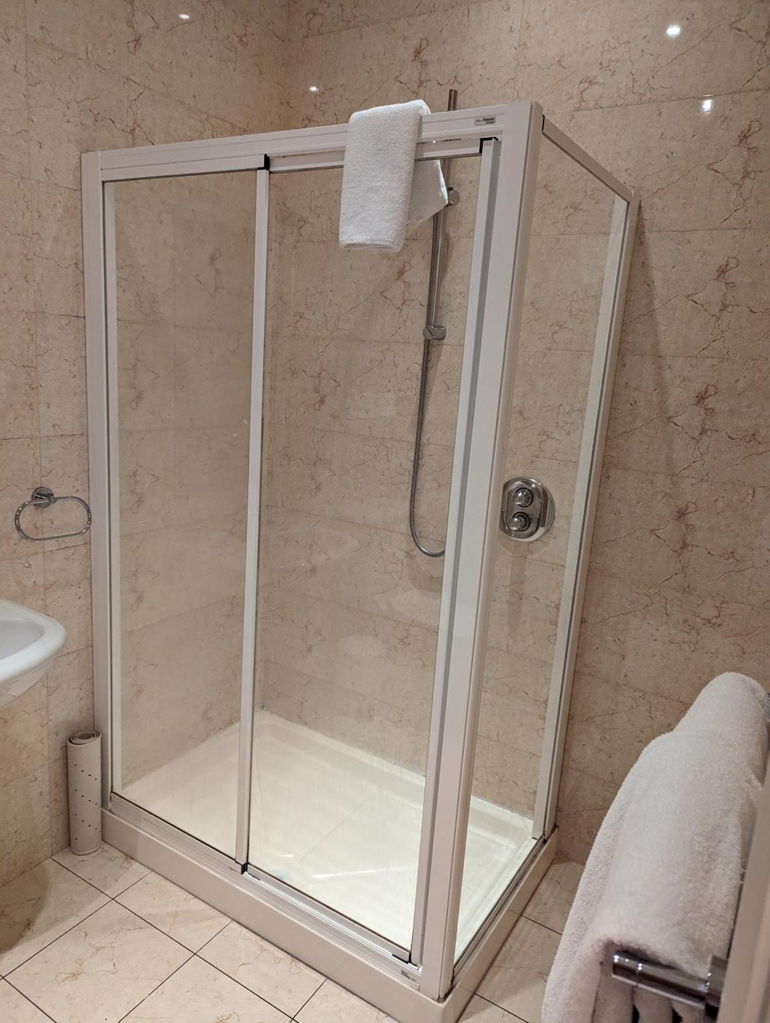 The Western Citypoint Apartments Galway Dış mekan fotoğraf